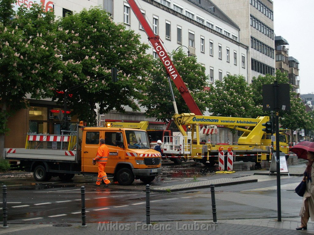 800 kg Fensterrahmen drohte auf Strasse zu rutschen Koeln Friesenplatz P51.JPG